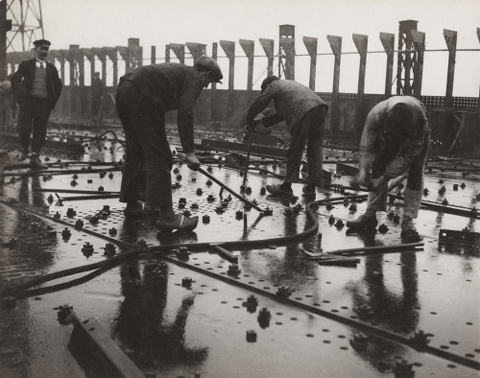 Construction des grands paquebots. Rivetage de tôles d‘un pont de navire, chantier et ateliers de Saint-Nazaire à Penhoët 1931-1932  © François Kollar