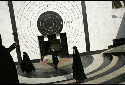 Centre d'entraînement au tir à l'académie de police pour femmes à Téhéran. Iran, Novembre 2004. Alexandra Boulat / Association Pierre & Alexandra Boulat.