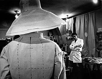 Yves St Laurent. Préparation de la première collection sous son nom. Essayage, Paris 1962. Pierre Boulat / Association Pierre & Alexandra Boulat