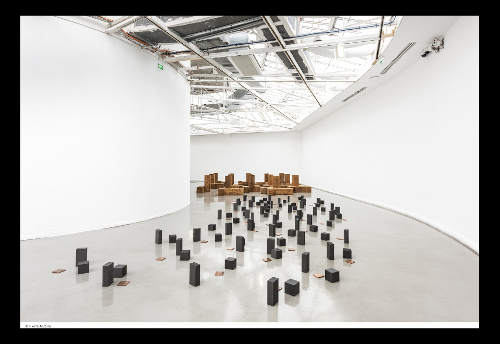"44 Carbon Copper Triads" Exposition Carl Andre: Sculpture as place, 1958-2010 Musée d'Art moderne de la Ville de Paris, 2016 Pierre Antoine © ADAGP, Paris, 2016
