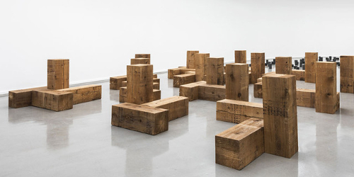 "Uncarved Blocks" Exposition Carl Andre: Sculpture as place, 1958-2010 Musée d'Art moderne de la Ville de Paris, 2016 Pierre Antoine © ADAGP, Paris, 2016