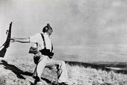 Robert Capa - Mort d'un soldat républicain près de Cordoue, Espagne