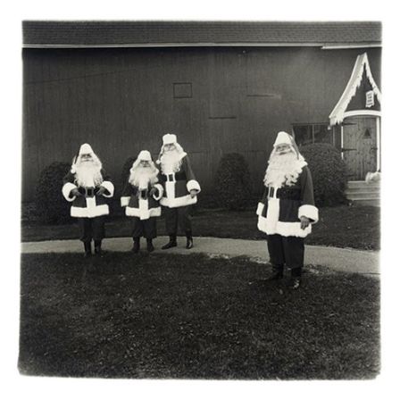 Pères Noël à l'école des Pères Noël d'Albion, N.Y. 1964, © The Estate of Diane Arbus LLC, New York