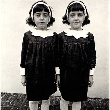 Jumelles identiques, Roselle, New Jersey, 1967 © The Estate of Diane Arbus LLC, New York