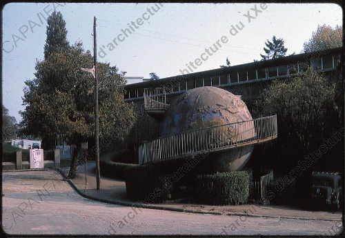 1932-1935. Ecole de plein air, Suresnes (Hauts-de-Seine) : vue ext. du globe terrestre, n.d. (cliché anonyme).