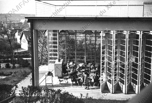 1932-1935. Ecole de plein air, Suresnes (Hauts-de-Seine) : vue ext. d'un pavillon de classe ouvert, avril 1937.