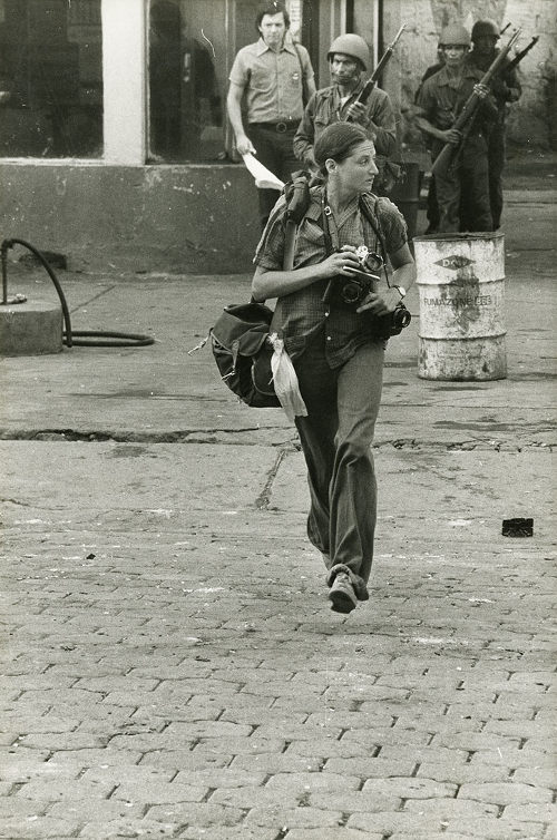 Portrait de Susan Meiselas, Monimbo, Nicaragua Septembre 1978 © Alain Dejean Sygma