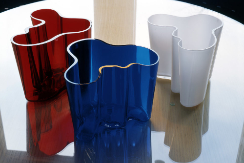 Aalto Vases en différentes couleurs. Photo: Maija Holma, Alvar Aalto Museum