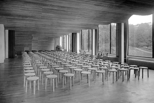 Les tabourets utilisés comme sièges d'appoint dans la salle de conférence à la bibliothèque de  Vyborg (Viipuri)  (Alvar Aalto 1933-35). Photo: Gustaf Welin, Alvar Aalto Museum