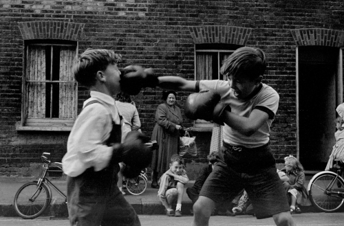 Frank Horvat, 1955, London,UK, Lambeth, boxing boys