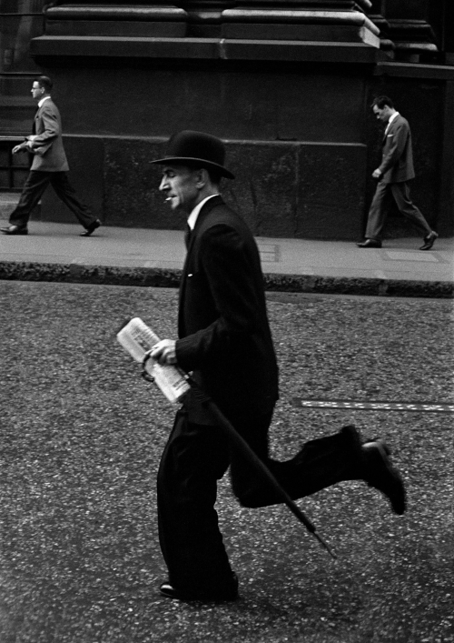 Frank Horvat, 1959, London, UK, running city clerk