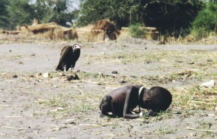 En mars 1993, le village d’Ayod (Soudan) est dévasté par la famine. 