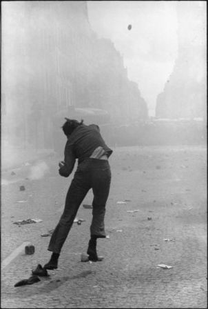 Gilles Caron, Lanceur de pavés. Rue Saint-Jacques. Paris. 6 mai 1968