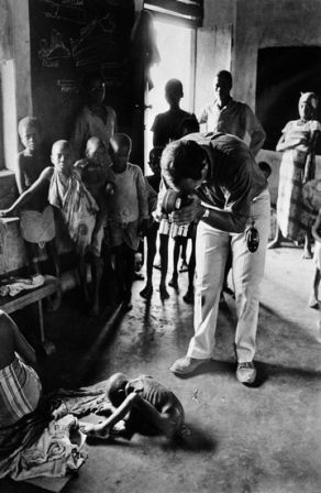 Gilles Caron, Guerre du Biafra, Raymond Depardon filmant un enfant à l’agonie, juillet 1968 © Fondation Gilles Caron-Contact Press Images