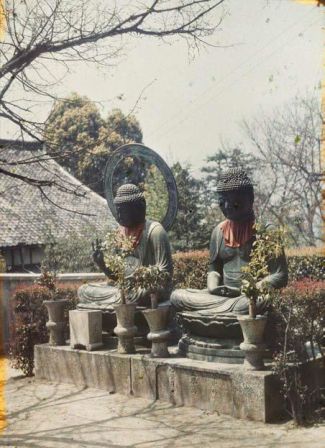 Tombeaux (fin XVIIe s.) avec statues du Bouddha Amida, cimetière du temple Konkaikômyô-ji, Kyôto, 1926-1927 Autochromes Roger Dumas © Musée Albert-Kahn – département du 92