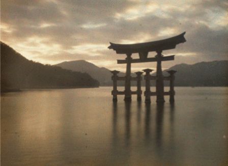 Le torii marin du sanctuaire Itsukushima  – Miyajima 1926 Autochromes Roger Dumas © Musée Albert-Kahn – département du 92