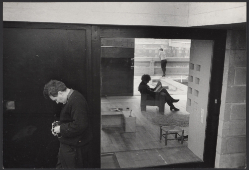 Logement pour étudiant, Weesperstraat, Amsterdam, 1963. © Johan van der Keuken / Nederlands Fotomuseum.