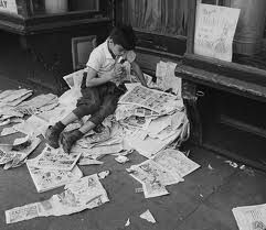 Enfant lisant des bandes dessinées dans une rue de New York 12 octobre 1944, André Kertész