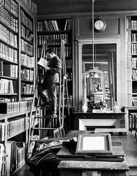 Homme lisant sur une échelle, André Kertész