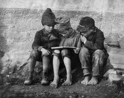 Enfants lisant, Esztergom, Hungary, 1915, André Kertész