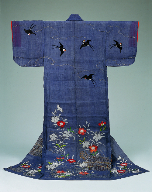 Katabira à motifs de haies sèches, oeillets et hirondelles teinture à réserve et broderies sur un fond en lin gris foncé, seconde moitié du XVIIIe-première moitié du XIXe siècle, Collection Matsuzakaya.