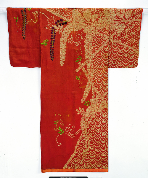 Kosode à motifs de treilles de glycine, vagues et feuilles de chanvre teinture en kanoko shibori sur un fond en crêpe de soie chirimen rouge, seconde moitié du XVIIe siècle, Collection Matsuzakaya.