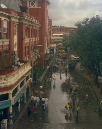 Le New Market (construction britannique) vu depuis la chambre 239 au deuxième étage de l’Oberoi Grand Hotel, pendant la mousson, Kolkata centre, juillet 2014 © Patrick Faigenbaum