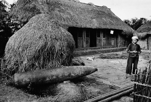 Bombe dans la cour d'une coopérative agricole de la région de Phat Diem, 1969 © Marc Riboud / Fonds Marc Riboud au MNAAG