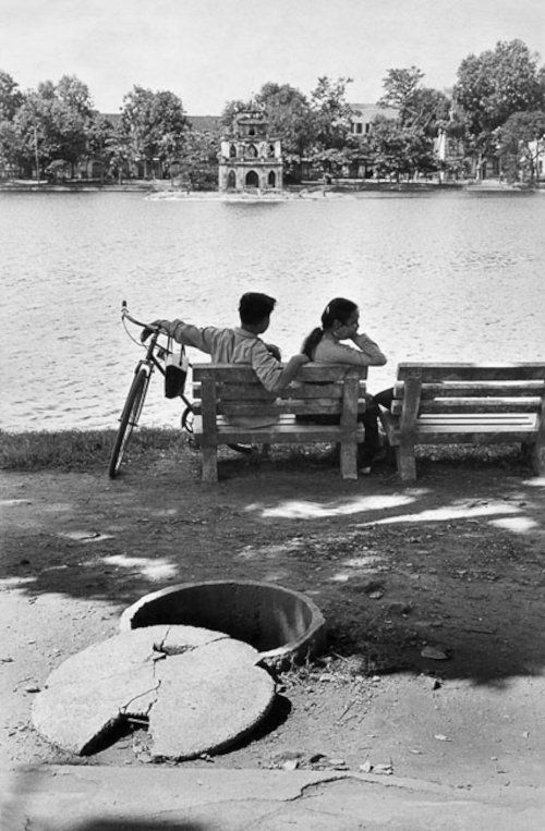 Couple au bord du lac d'Hanoi, au premier plan un abri, 1969 © Marc Riboud / Fonds Marc Riboud au MNAAG