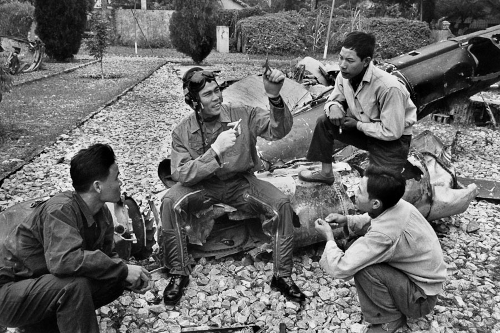 Le colonel Nguyen Van Bay raconte un combat aérien dans lequel il a abattu un avion américain, 1969 © Marc Riboud / Fonds Marc Riboud au MNAAG