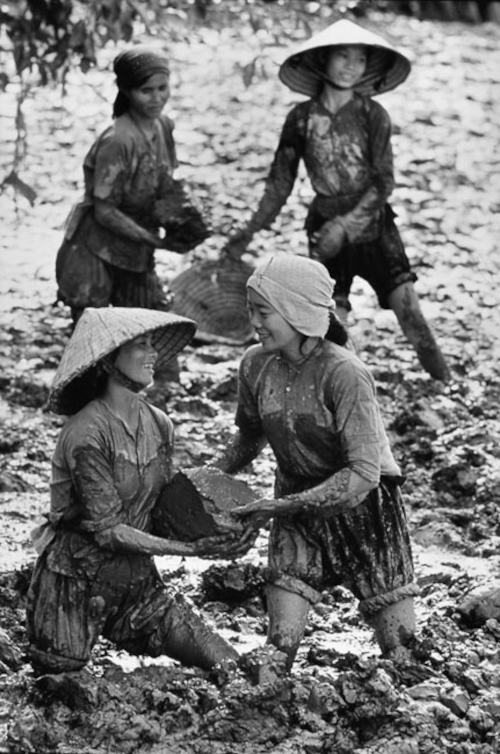 Ces femmes déblaient à mains nues un canal d'irrigation embourbé, 1969 © Marc Riboud / Fonds Marc Riboud au MNAAG
