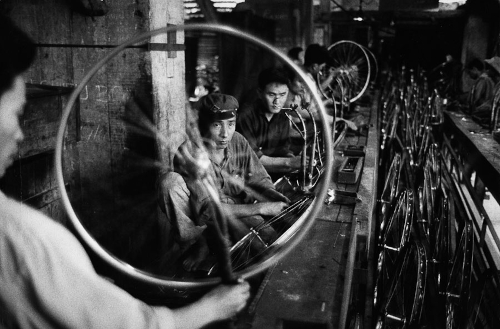 Usine de bicyclettes dans la banlieue d'Hanoi, 1969 © Marc Riboud / Fonds Marc Riboud au MNAAG