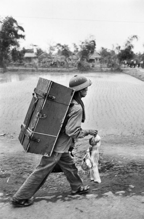 Soldat sur la route, de retour de Saigon, 1976 © Marc Riboud / Fonds Marc Riboud au MNAAG