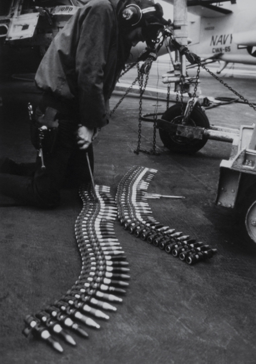 Chargement de munitions à bord du porte-avion USS Enterprise, Mer de Chine, décembre 1966-janvier 1967 © Marc Riboud / Fonds Marc Riboud au MNAAG