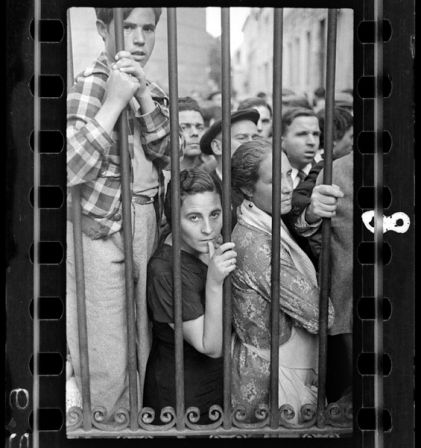 Mai 1937, Valence, Espagne. Foule à la porte de la morgue après un raid aérien. Gerda Taro © International Center of Photography/Magnum Photos.
