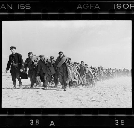 Le Barcarès, mars 1939, France. Des exilés républicains escortés par un policier français. © Robert Capa © International Center of Photography/Magnum Photos.