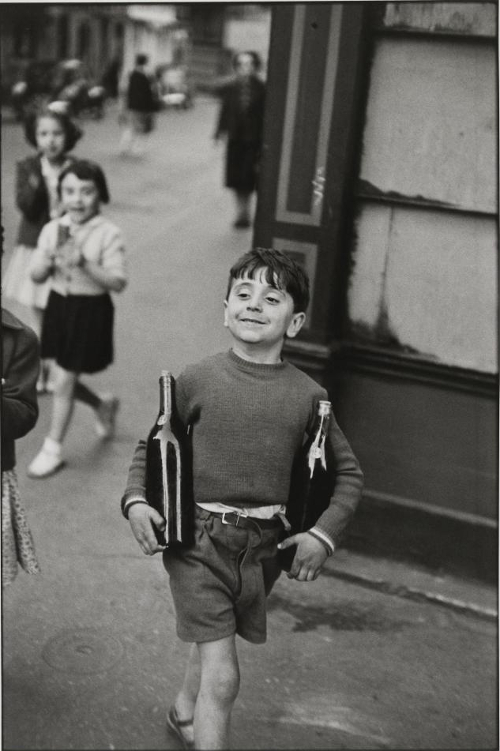 Henri Cartier Bresson - Enfant rue Mouffetard avec deux bouteilles de vin, 1952