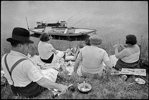 France. dimanche sur les bords de Seine. 1938.© Henri Cartier-Bresson/Magnum Photos