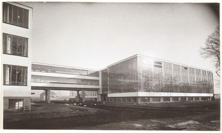 Lucia Moholy (photograph), Walter Gropius (architecture), Bauhaus building in Dessau: workshop building from the north-west, 1926 / Bauhaus-Archiv Berlin