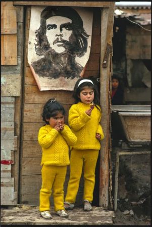 Raymond Depardon Chili. Faubourg Sud de Santiago. Campement «Che Guevara». 1971 © Raymond Depardon/Magnum Photos