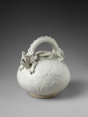 Verseuse. Porcelaine qingbai blanc azuré. Chine, Fujian, XIIIe siècle. Crédits : © RMN-GRAND PALAIS (MUSÉE GUIMET, PARIS)/THIERRY OLLIVIER