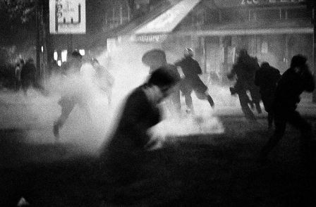 Explosion de gaz lacrymogènes sur le boulevard Saint-Michel, nuit du 10 au 11 mai 1968. - ©Bruno Barbey / Magnum Photos