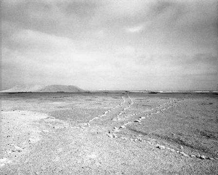 Jo Ractliffe, SAM missile bunkers, Cuban base, Namibe, 2010. Série “As Terras do Fim do Mundo.” © Jo Ractliffe.