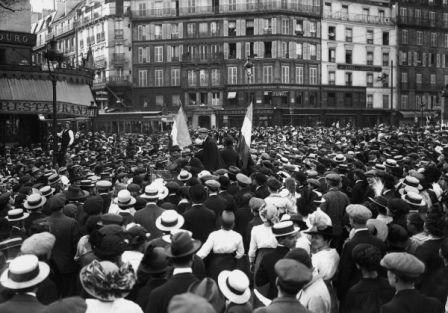La foule escortant les mobilisés devant la gare de l’Est, Paris, 1914.© Bibliothèque nationale de France