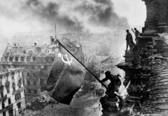 Evgueni Khaldei - Le drapeau rouge sur le Reichstag, Berlin, 2 mai 1945