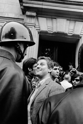 Daniel Cohn-Bendit face à un CRS devant la Sorbonne 6 mai 1968 Gilles Caron © Fondation Gilles Caron
